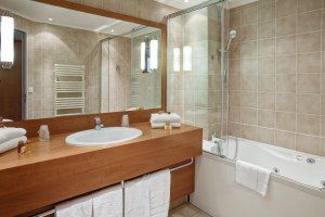 bathroom_for_suite_-_paris_opera_cadet_hotel-768x512